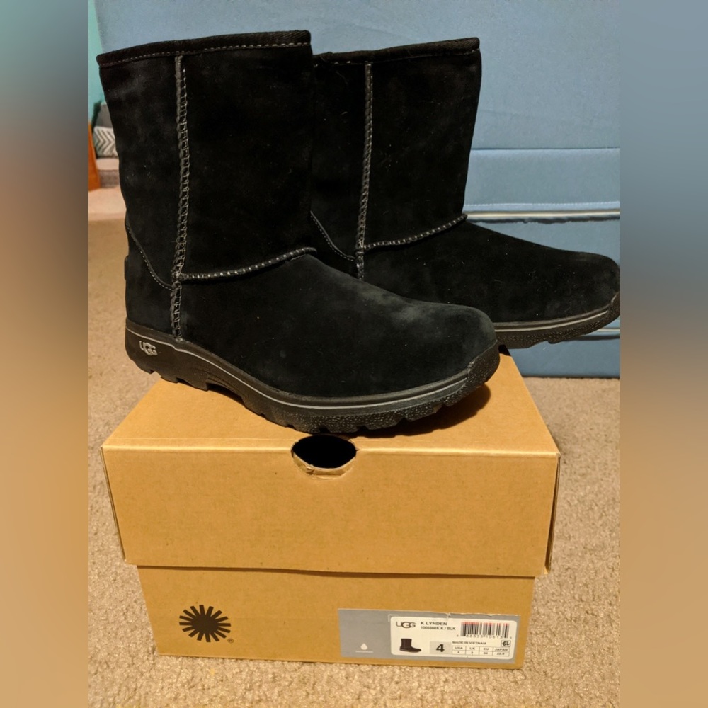 Black Uggs big kid size 4 fits most women size 6